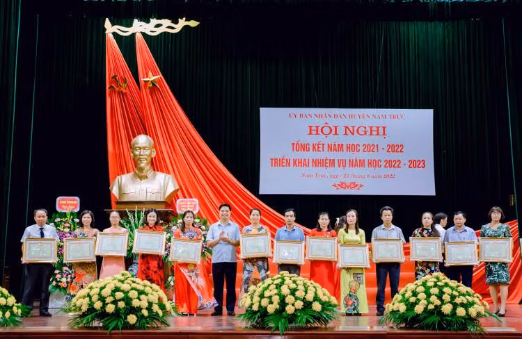Các đơn vị hoàn thành xuất sắc nhiệm vụ được khen thưởng tại hội nghị. Các đơn vị hoàn thành xuất sắc nhiệm vụ được khen thưởng tại hội nghị.