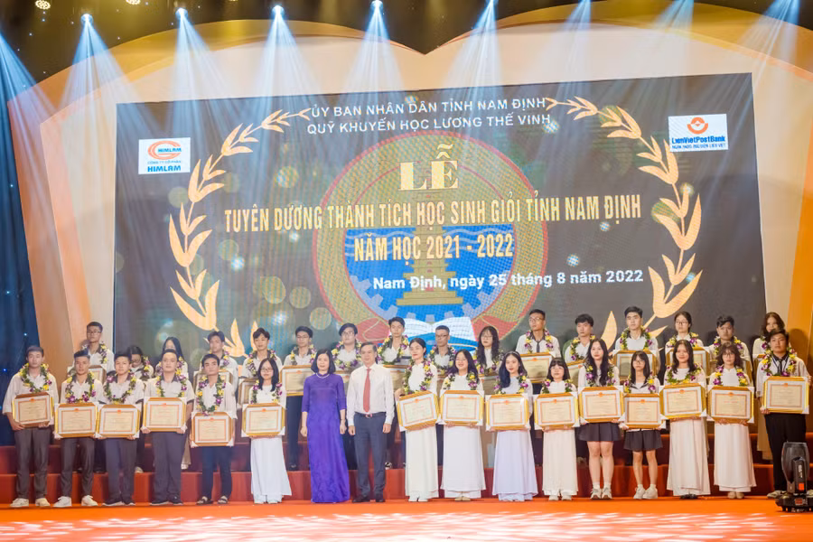 Lãnh đạo tỉnh Nam Định tặng thưởng các em học sinh giỏi xuất sắc trong năm học 2021-2022.