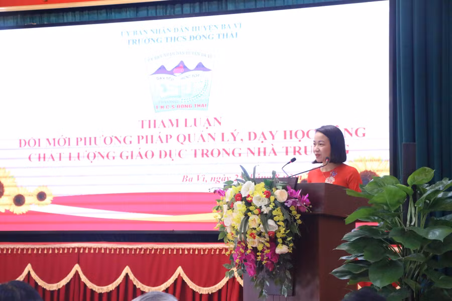 Cô Đinh Thị Ngọc Dung - Hiệu trưởng Trường THCS Đồng Thái chia sẻ kinh nghiệm về đổi mới phương pháp dạy học.