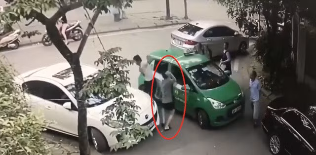 Hình ảnh Nguyễn Vũ Thái (khoanh đỏ) cầm gạch tấn công anh Đinh Văn Điềm.
