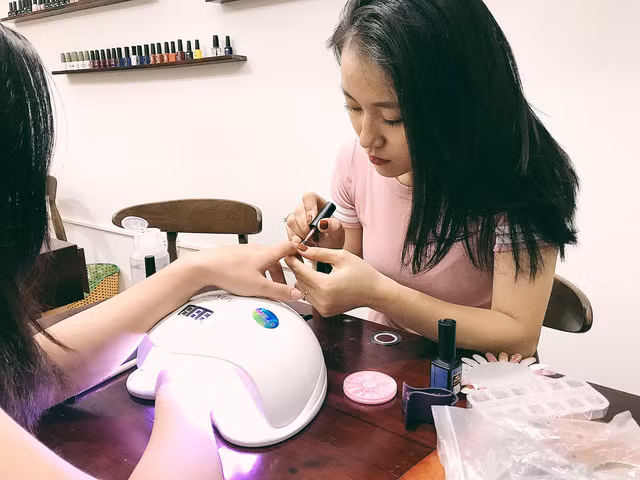  Yêu thích nghệ thuật nhưng muốn cụ thể nó vào một việc nào đó có thể giúp bản thân có thu nhập tốt nên Oanh đã theo học làm móng tay (nail). 