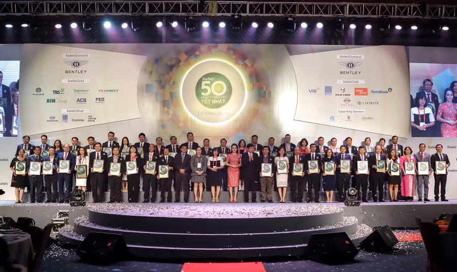 Ông Đỗ Thanh Tuấn – Giám đốc Đối Ngoại Vinamilk cùng đại diện Top 50 công ty niêm yết tốt nhất Việt Nam. 