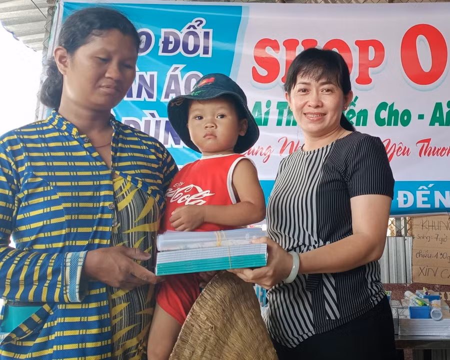 Cô Lê Thị Anh Đào chia sẻ phần quà cho phụ huynh học sinh trước thềm năm học mới.