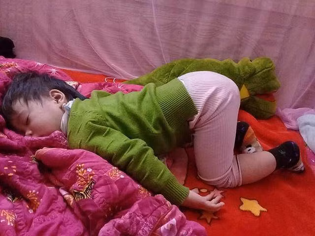 Cười không nhặt được mồm với 1001 dáng ngủ khó đỡ của con trẻ - Hình 2