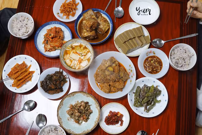 Khám phá mâm cỗ đầu năm mới của người Hàn Quốc: hấp dẫn và cầu kỳ đến khó tả - Ảnh 1. Khám phá mâm cỗ đầu năm mới của người Hàn Quốc: hấp dẫn và cầu kỳ đến khó tả - Ảnh 1.