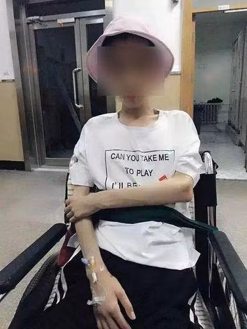 nu sinh "khoc rong" khi tu cung bi teo nho vi chay theo mot lam dep cua chi em - 3