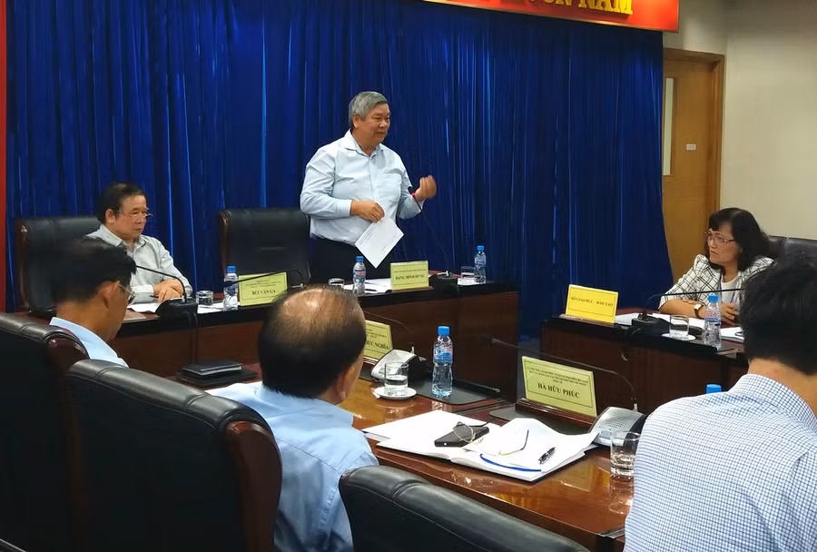 Ông Đặng Minh Hưng- Phó chủ tịch UBND tỉnh đang báo cáo kết quả chuẩn bị cho kỳ thi THPT Quốc gia với thứ trưởng Bùi Văn Ga