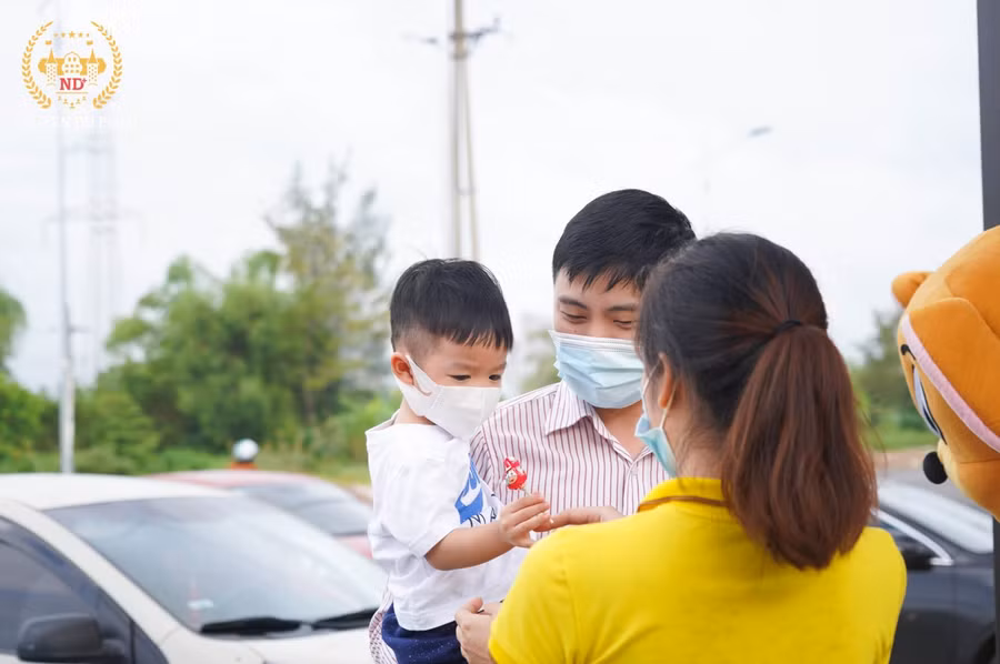 Được các cô giáo đón tại cổng trường.