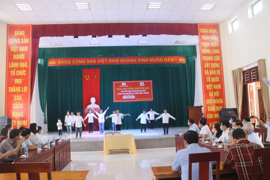 Buổi lễ trao học bổng khuyến học tại Làng trẻ em mô côi Hà Tĩnh vào sáng 3/10.