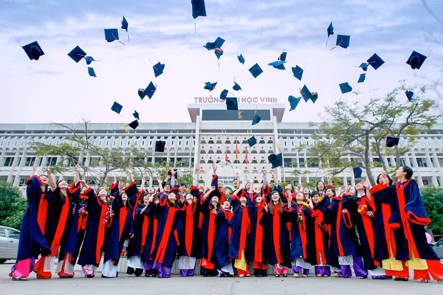 Sinh viên sư phạm trong ngày vui tốt nghiệp.