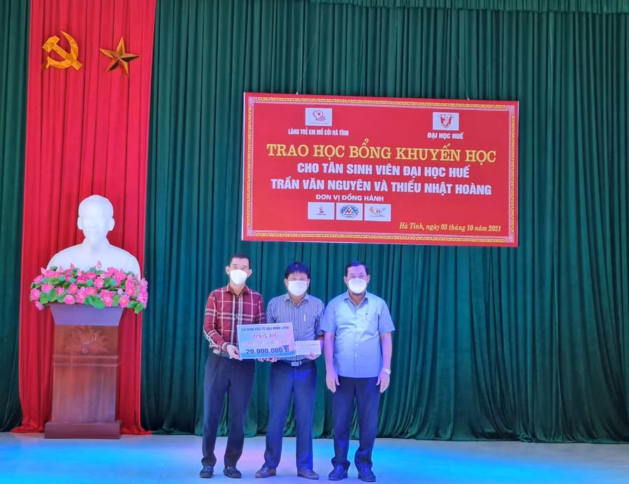 PGS.TS Đậu Minh Long - Trường Đại học Huế ủng hộ Quỹ khuyến học Làng trẻ em mồ côi Hà Tĩnh số tiền 20 triệu đồng.
