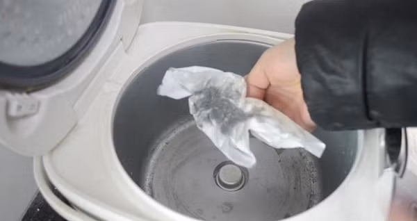 Vệ sinh ở vị trí này của nồi cơm điện sẽ tiết kiệm cả triệu tiền điện mỗi năm - Hình 4