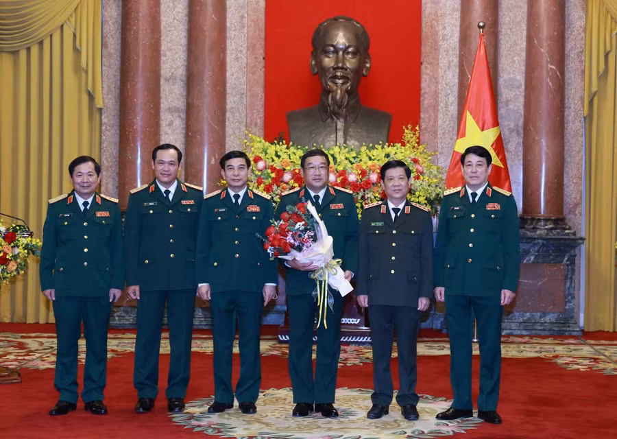 Lãnh đạo Bộ Quốc phòng tặng hoa chúc mừng Thượng tướng Phạm Hoài Nam. Ảnh: VOV