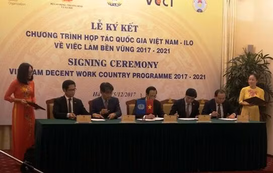 Bộ trưởng Bộ LĐ-TB&XH, lãnh đạo các đối tác xã hội và Giám đốc ILO Việt Nam ký kết chương trình hợp tác mới Bộ trưởng Bộ LĐ-TB&XH, lãnh đạo các đối tác xã hội và Giám đốc ILO Việt Nam ký kết chương trình hợp tác mới