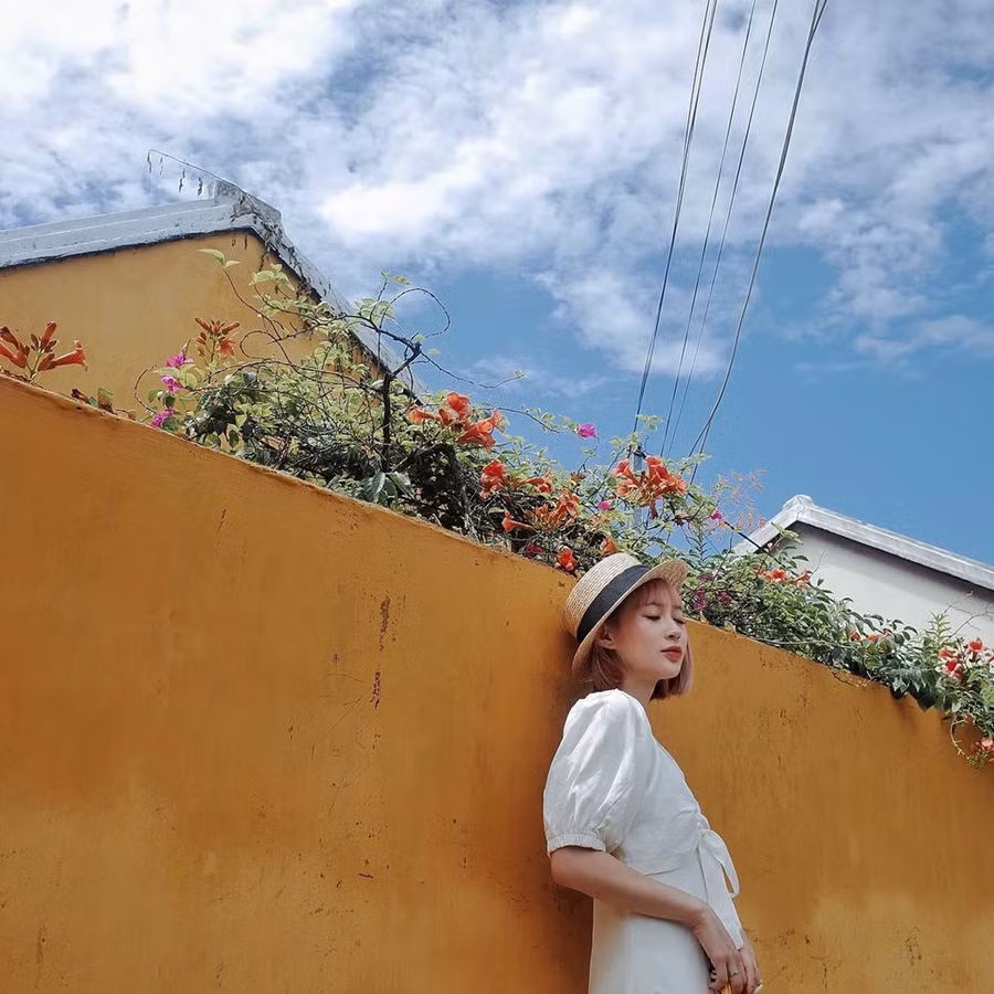 SunHT cũng từng chọn Hội An làm điểm đến trong dịp nghỉ mát cùng mẹ hồi hè năm ngoái. Tại đây, hot girl Hà thành không quên ghi lại những bức ảnh "sống ảo" với background độc đáo. Chỉ với bức tường vàng đặc trưng, 9X đã hô biến thành góc ảnh phong cách vintage đơn giản nhưng vẫn thu hút. Ảnh: Sunht. Hoc cach