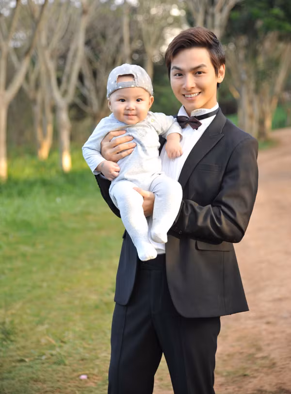 Bé Joyce gần một tuổi, trắng trẻo, đẹp trai giống bố. Jay Quân hiện hoạt động ở cả hai lĩnh vực âm nhạc và điện ảnh. Anh cho biết bà xã và con trai là động lực lớn để anh phấn đấu phát triển sự nghiệp. Bé Joyce gần một tuổi, trắng trẻo, đẹp trai giống bố. Jay Quân hiện hoạt động ở cả hai lĩnh vực âm nhạc và điện ảnh. Anh cho biết bà xã và con trai là động lực lớn để anh phấn đấu phát triển sự nghiệp.