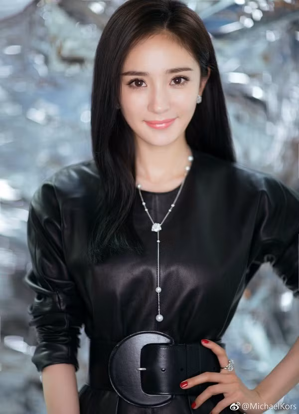 Hé lộ hình ảnh thời trẻ của Dương Mịch: Thân thiết với Thành Long, gương mặt nhỏ hơn cả Lưu Diệc Phi