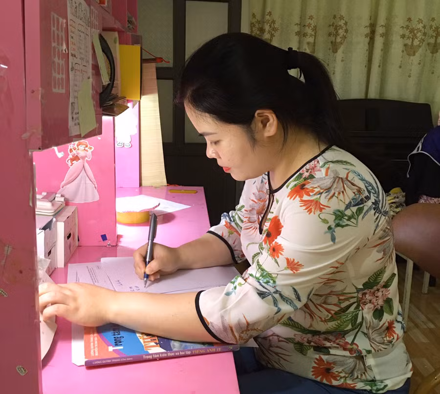 Cô giáo Bùi Thị Hằng, giảng dạy tiếng Anh, Trường THCS&amp;THPT Bá Thước (Thanh Hóa). Nữ giáo viên thường dành thời gian dậy sớm để chắt lọc kiến thức ôn thi tốt nghiệp cho học sinh lớp 12.