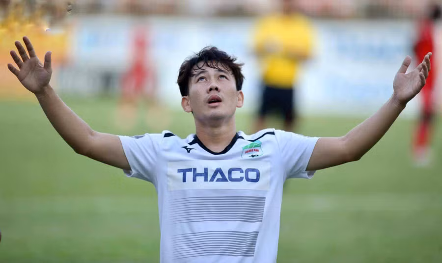 "Dành cả tuổi thanh xuân để trụ hạng" "Dành cả tuổi thanh xuân để trụ hạng"