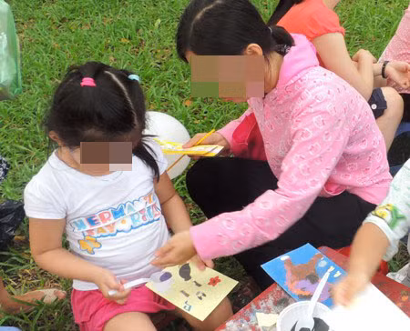 Trò của trẻ nhỏ nhưng nhìn đâu cũng thấy phụ huynh... chơi hộ.