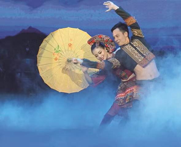 Nghệ sỹ Tuyết Minh trong vở diễn "Mỵ" phỏng theo tác phẩm “Vợ chồng A Phủ” của nhà văn Tô Hoài Nghệ sỹ Tuyết Minh trong vở diễn "Mỵ" phỏng theo tác phẩm “Vợ chồng A Phủ” của nhà văn Tô Hoài
