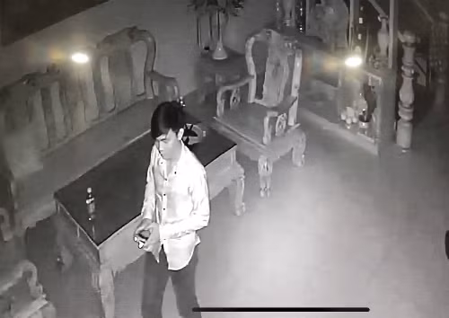 Hình ảnh nam thanh niên lạ được camera nhà chị Tuyết ghi lại. Ảnh: NVCC.