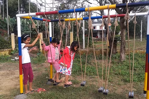 Bọn trẻ vui chơi ở nhà văn hóa thôn Phước Thắng. Ảnh: Đắc Thành.