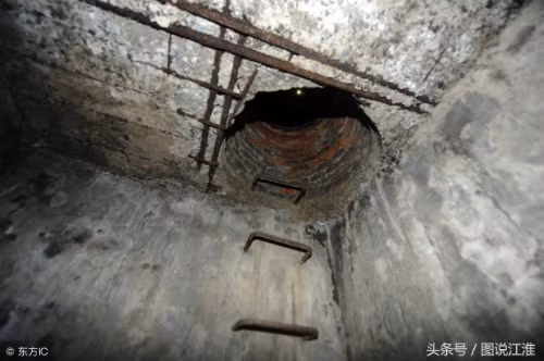 Tuy tuổi cao, bà Mã vẫn rất linh hoạt. Hằng ngày bà leo lên vào sáng sớm và leo xuống khi đêm muộn. Dù chỉ thu gom phế liệu, mỗi năm bà vẫn để ra được 900 tệ (3 triệu đồng). Tuy tuổi cao, bà Mã vẫn rất linh hoạt. Hằng ngày bà leo lên vào sáng sớm và leo xuống khi đêm muộn. Dù chỉ thu gom phế liệu, mỗi năm bà vẫn để ra được 900 tệ (3 triệu đồng).