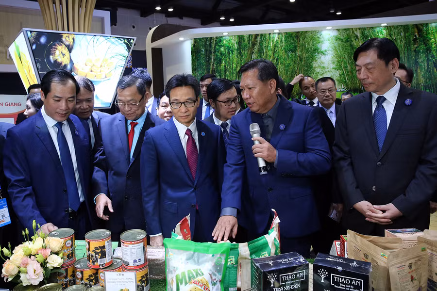 Phó Thủ tướng thăm gian hàng của tỉnh An Giang tại Hội chợ. Ảnh: VGP/Đình Nam Phó Thủ tướng thăm gian hàng của tỉnh An Giang tại Hội chợ. Ảnh: VGP/Đình Nam