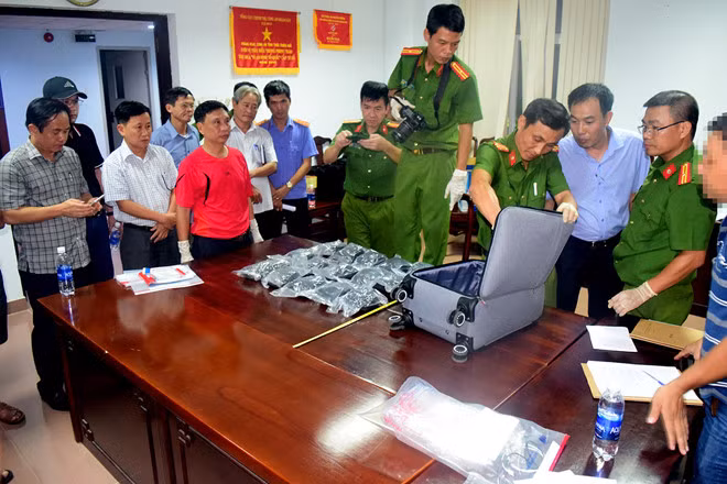 Cơ quan điều tra thu giữ tang vật của vụ vận chuyển 30.000 viên ma túy trên tàu hỏa. Ảnh: Mạnh Hùng.