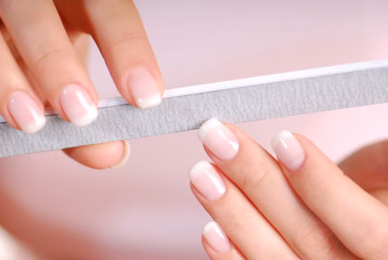 Yếu và giòn móng tay: Khi cơ thể bị thiếu canxi, móng tay trở nên yếu, giòn, dễ gãy.