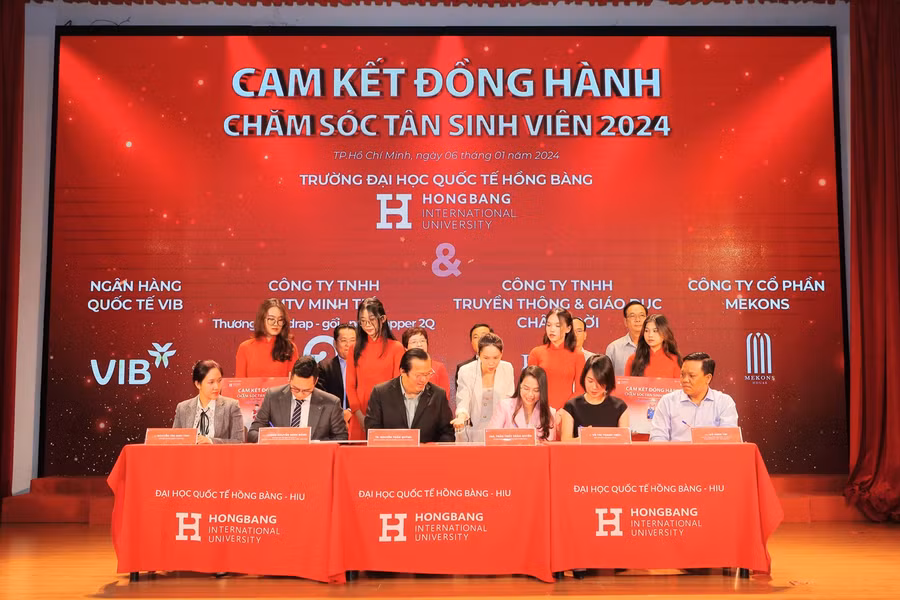 Đại diện HIU và các doanh nghiệp ký kết để triển khai chương trình chăm sóc tân sinh viên 2024.