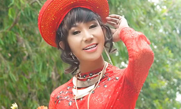 Long Nhật áo dài khăn xếp làm má mì