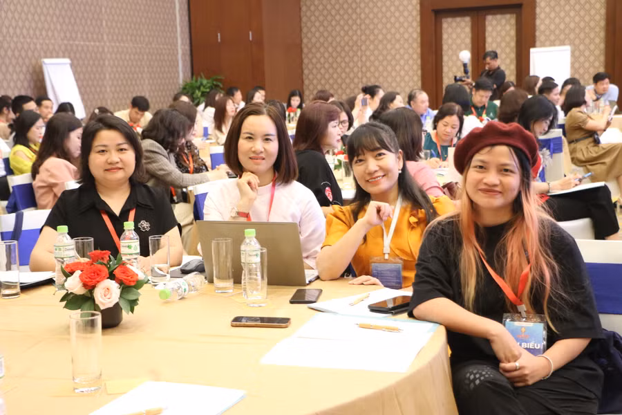 Các đại biểu tham dự cùng nhau lắng nghe chia sẻ của diễn giả để lĩnh hội những thông tin hữu ích.
