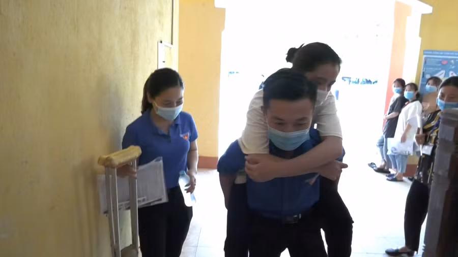 Xúc động cảnh nữ sinh bị thương ở chân được đội tình nguyện đưa đón đi thi ảnh 2
