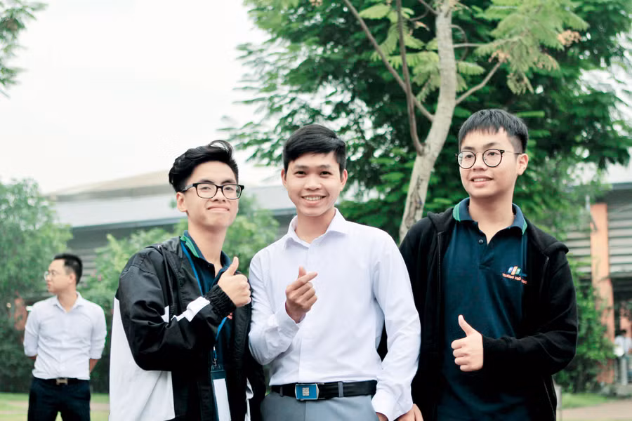 Thầy Tuyên (áo trắng) cùng học sinh Trường THPT FPT. Ảnh nhân vật cung cấp.