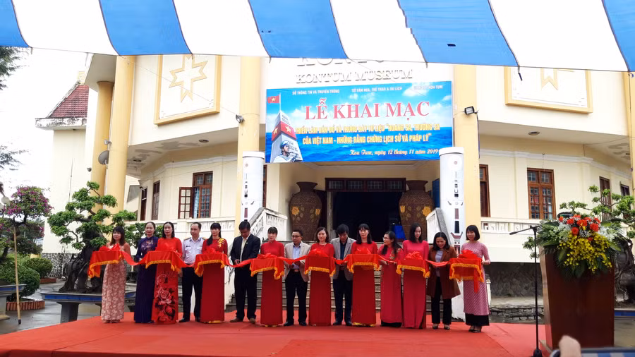  Khai mạc triển lãm "Hoàng Sa, Trường Sa của Việt Nam–Những bằng chứng lịch sử và pháp lý”. Ảnh: Trúc Hân 