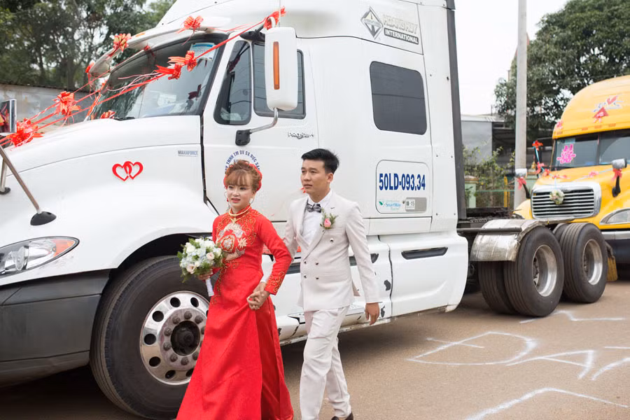 Chú rể Đồng Nai mang 6 container đi đón dâu khiến nhà gái bất ngờ