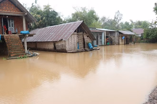 Mưa lớn trên diện rộng khiến nhà cửa hàng trăm hộ dân chìm trong biển nước.
