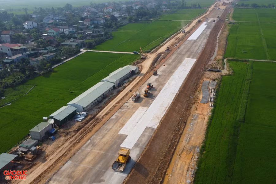 Theo Bộ Giao thông vận tải, cao tốc Diễn Châu - Bãi Vọt đặt mục tiêu thông xe trước khoảng 30km, từ nút giao Quốc lộ 7A (xã Diễn Cát, huyện Diễn Châu) đến nút giao Quốc lộ 46B (xã Hưng Tây, huyện Hưng Nguyên) trước ngày 30/4. Theo Bộ Giao thông vận tải, cao tốc Diễn Châu - Bãi Vọt đặt mục tiêu thông xe trước khoảng 30km, từ nút giao Quốc lộ 7A (xã Diễn Cát, huyện Diễn Châu) đến nút giao Quốc lộ 46B (xã Hưng Tây, huyện Hưng Nguyên) trước ngày 30/4.