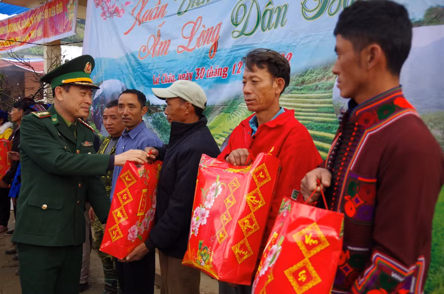 Trao quà tặng các hộ gia đình có hoàn cảnh khó khăn bản Tả Chải.