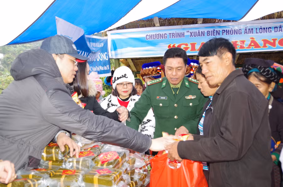 Tặng bánh chưng xanh cho nhân dân bản Tả Chải.