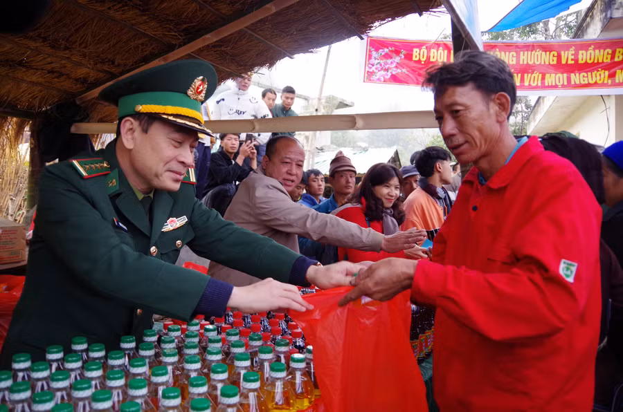 Người dân bản Tả Chải nhận quà tại "Gian hàng 0 đồng".