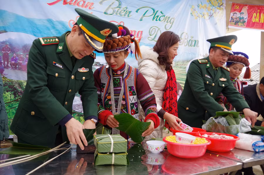 Lãnh đạo huyện Phong Thổ và Bộ đội Biên phòng tỉnh Lai Châu cùng nhân dân bản Tả Chải gói bánh chưng tại chương trình “Xuân Biên phòng ấm lòng dân bản”.