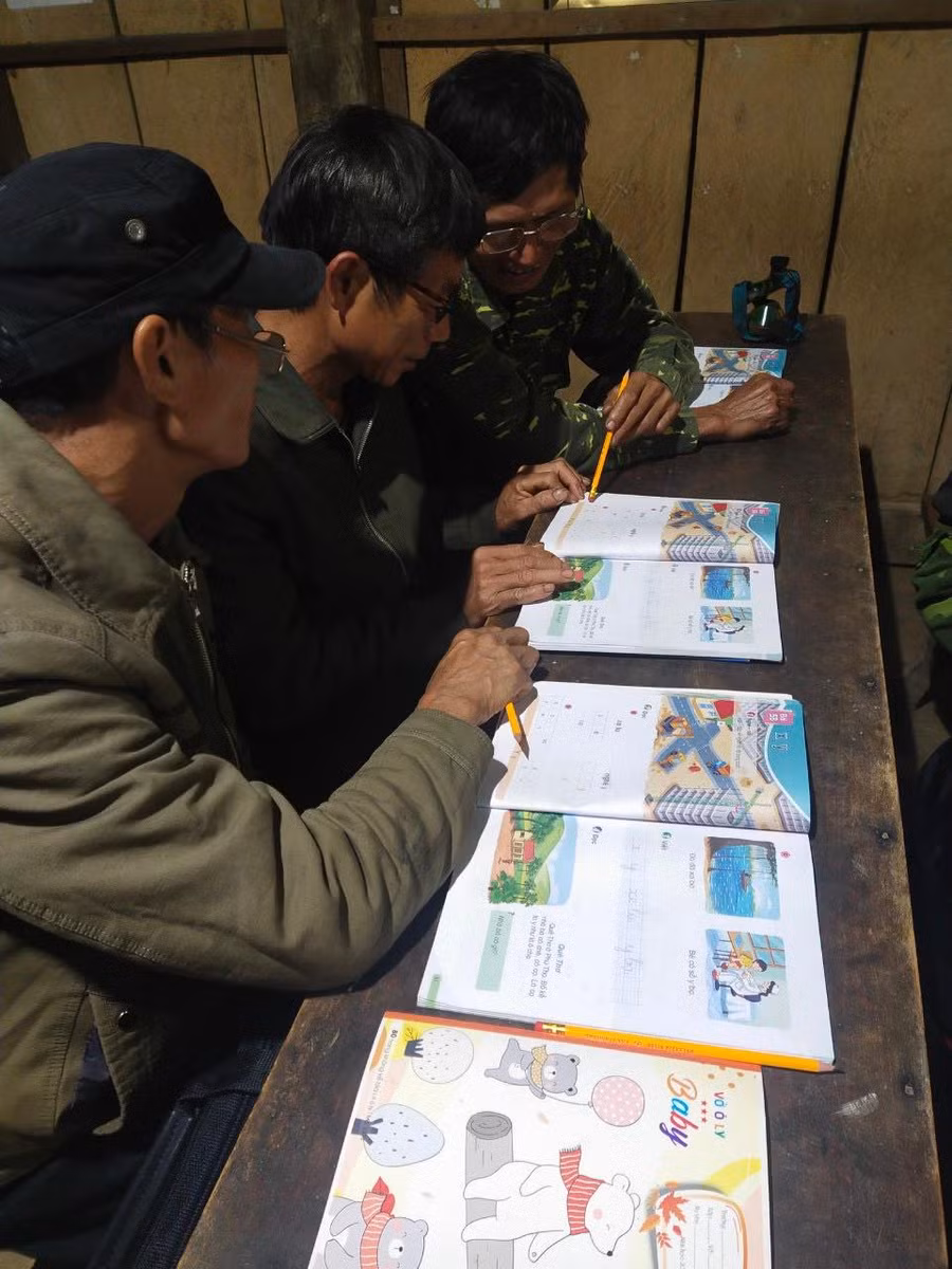 Mỗi buổi tối, tiếng đánh vần ”ê, a" không phải là của con trẻ mà từ những người đã làm bố, làm mẹ thậm chí đã lên chức ông, bà. Mỗi buổi tối, tiếng đánh vần ”ê, a" không phải là của con trẻ mà từ những người đã làm bố, làm mẹ thậm chí đã lên chức ông, bà.
