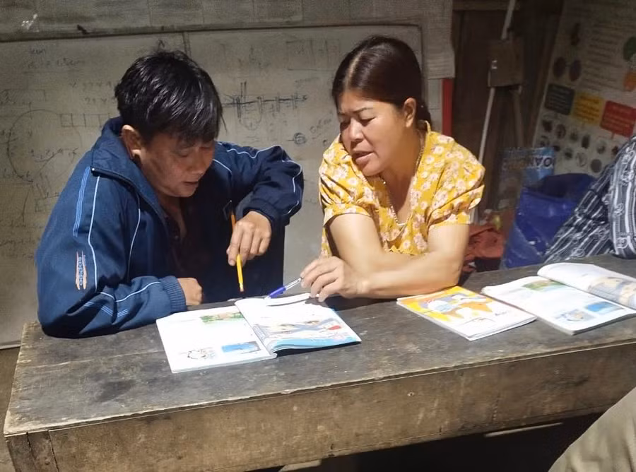 Gác lại công việc nương rẫy nhiều cặp vợ chồng nhanh chân đến lớp học xoá mù chữ.