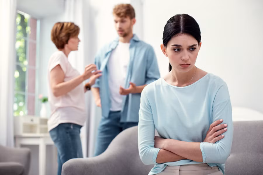 Đôi khi có những bà mẹ có thể đặt sự ích kỷ của bản thân lên trên hạnh phúc của con mình. (Ảnh: ITN). Đôi khi có những bà mẹ có thể đặt sự ích kỷ của bản thân lên trên hạnh phúc của con mình. (Ảnh: ITN).