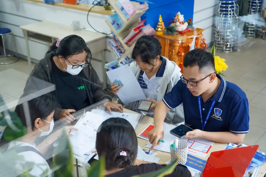 Thí sinh đăng ký xét tuyển vào Trường ĐH Nguyễn Tất Thành. Ảnh: NTTU