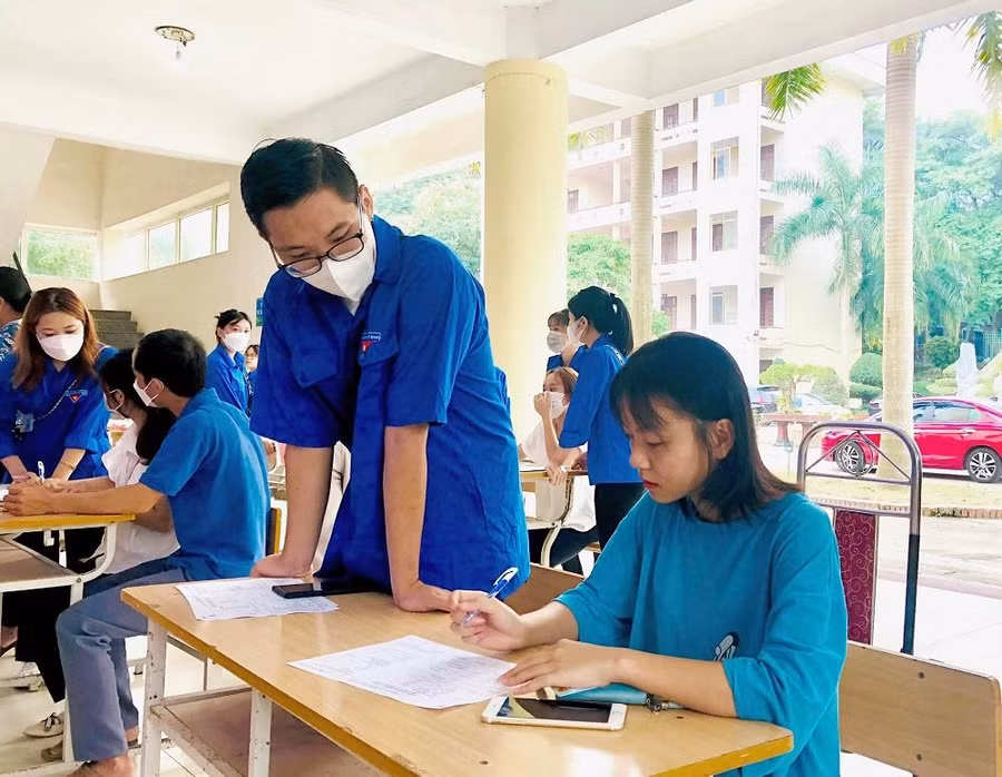 Tình nguyện viên nhiệt tình hướng dẫn, hỗ trợ sinh viên nhập học