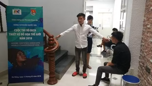 Kiểm tra an ninh trước khi vào phòng thi